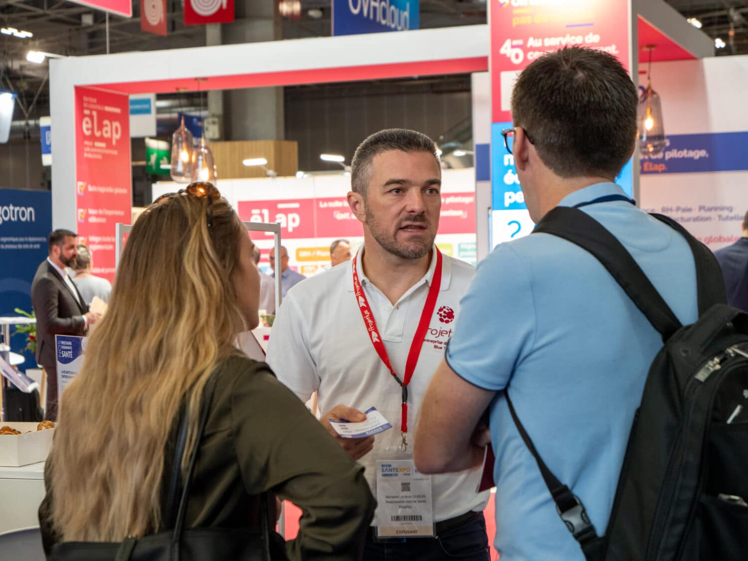 Un de nos commerciaux conseille deux prospects sur notre stand, lors de Santexpo 2022